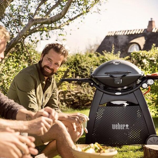 Weber Q3200 Barbecue à gaz avec Chariot Roulant et Tables d'appoint, Surface de Cuisson 63 x 45 cm, 2 brûleurs, avec thermomètre de Couvercle et lumière de poignée - Noir (57010053)