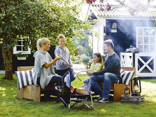 Weber Foyer extérieur, Foyer d'extérieur en Acier émaillé, Grand Couvercle éteignoir et poignée de Couvercle résistante à la Chaleur, Jambes Robustes, Pare-Chaleur - Noir (2750)