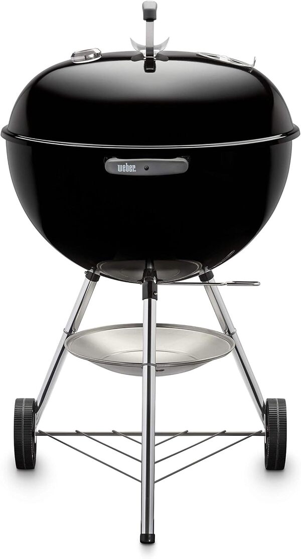 Weber Classic Kettle barbecue au charbon de bois, surface de cuisson Ø 57cm, barbecue avec couvercle et cuve en acier emaillé, thermomètre intégré au couvercle, trépied et roues - Noir (1341504)