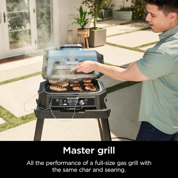 Ninja OG951 Woodfire Pro Connect Premium XL Barbecue et fumoir d'extérieur, Bluetooth, application activée, grill principal 7 en 1, fumoir pour barbecue, friteuse à air extérieur, technologie feu de