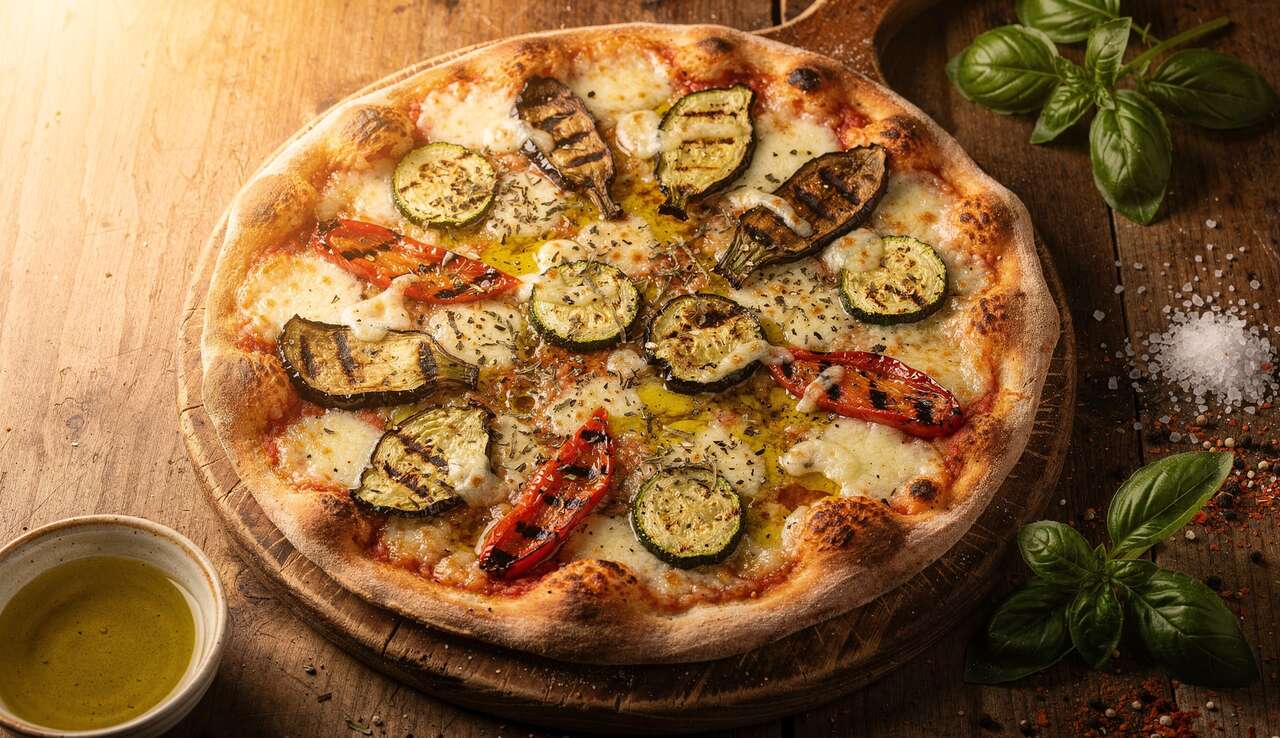 Pizza aux légumes grillés et mozzarella : recette savoureuse