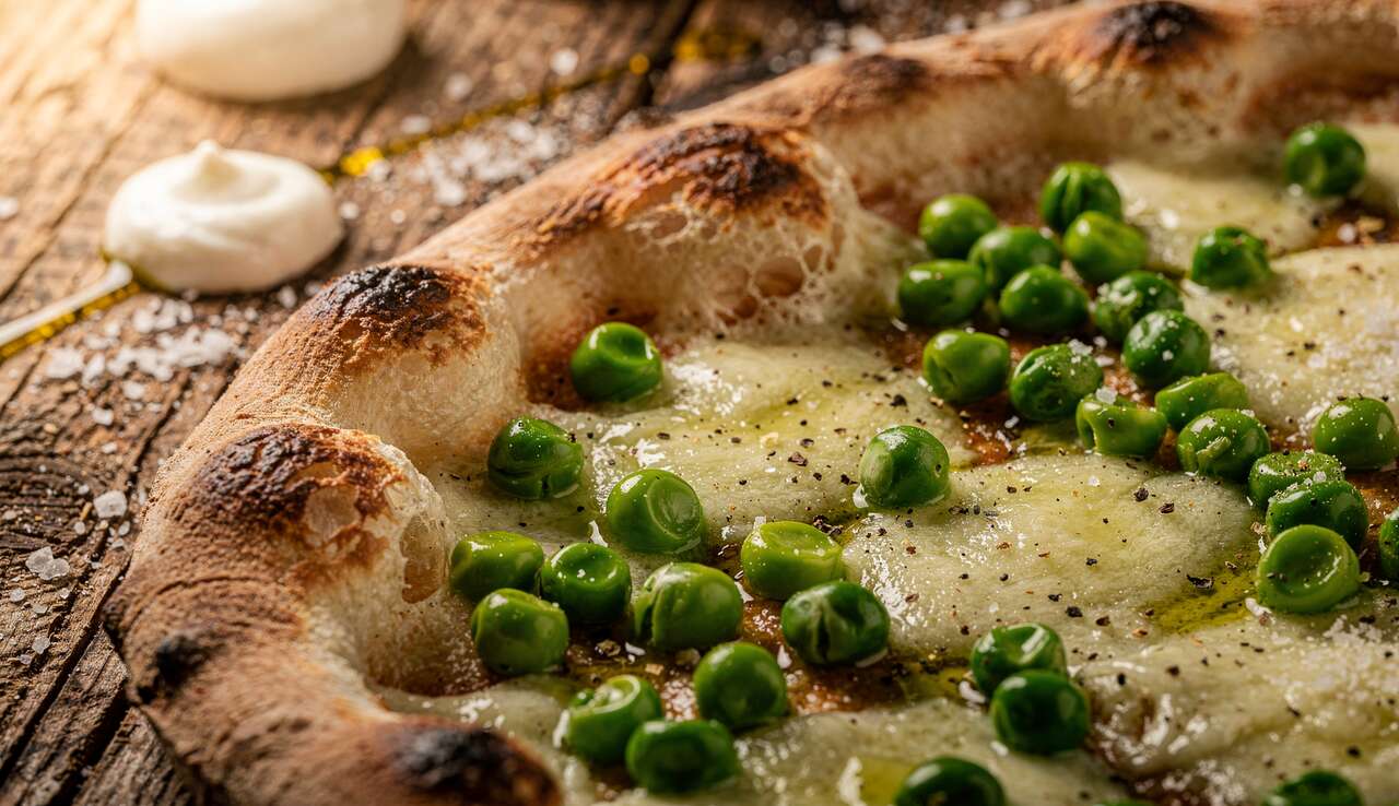 Pizza aux petits pois et scamorza : recette gourmande