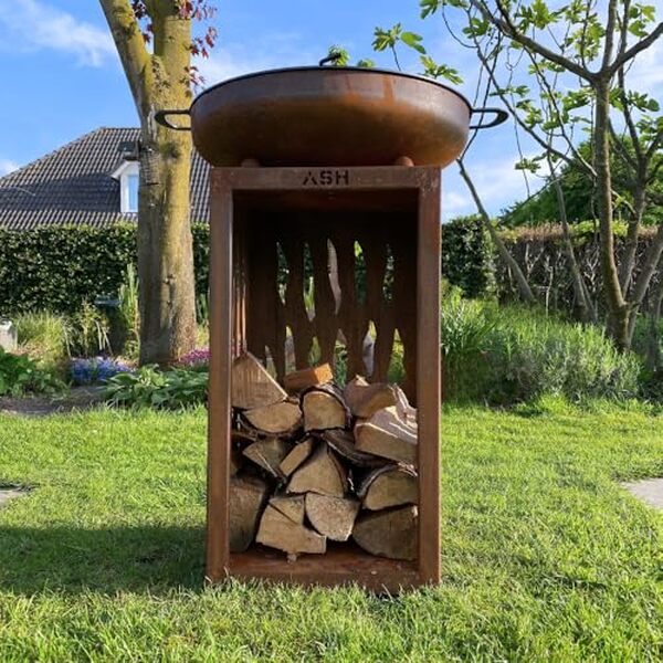 Découvrez les avantages d'une plancha en acier corten : un barbecue luxueux alliant cheminée intégrée et espace de rangement pour le bois, idéal pour vos repas en plein air.