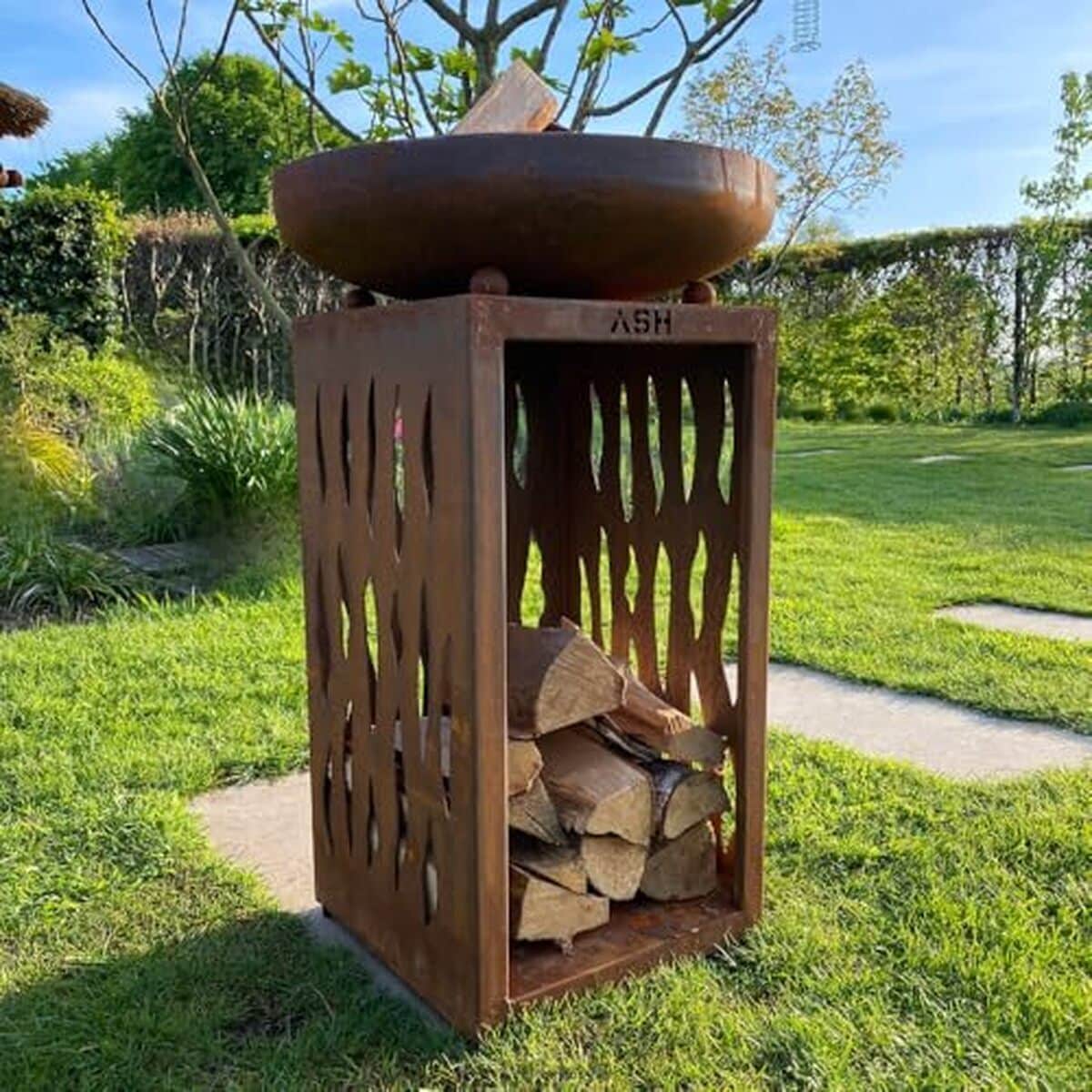 Test plancha acier corten : barbecue luxueux avec cheminée et rangement bois