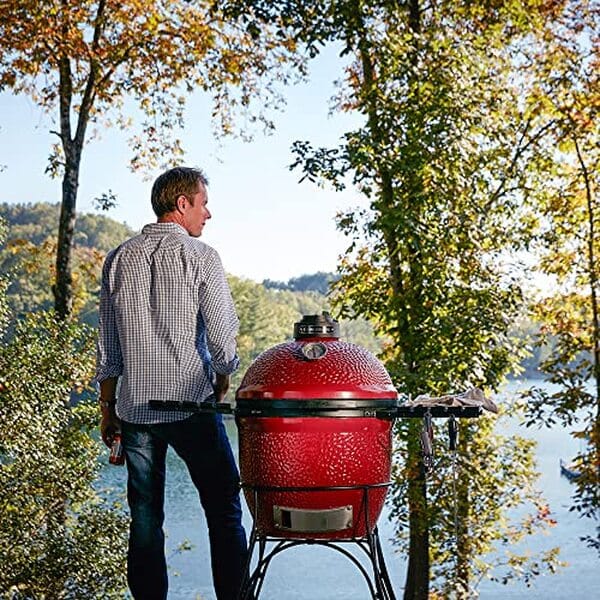 Explorez le KamadoJoe Classique Joe I : un gril au charbon de bois rouge de 18 pouces pour des cuissons savoureuses et authentiques. Parfait pour les amateurs de barbecue et de grillades.