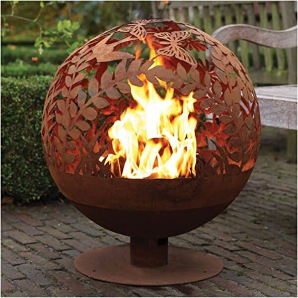 Découvrez le brasero métal globe feuille : une touche d'élégance rouillée pour vos soirées extérieures. Profitez d'une atmosphère conviviale grâce à ce brasero design Ø 58 cm idéal pour réchauffer et décorer votre jardin.