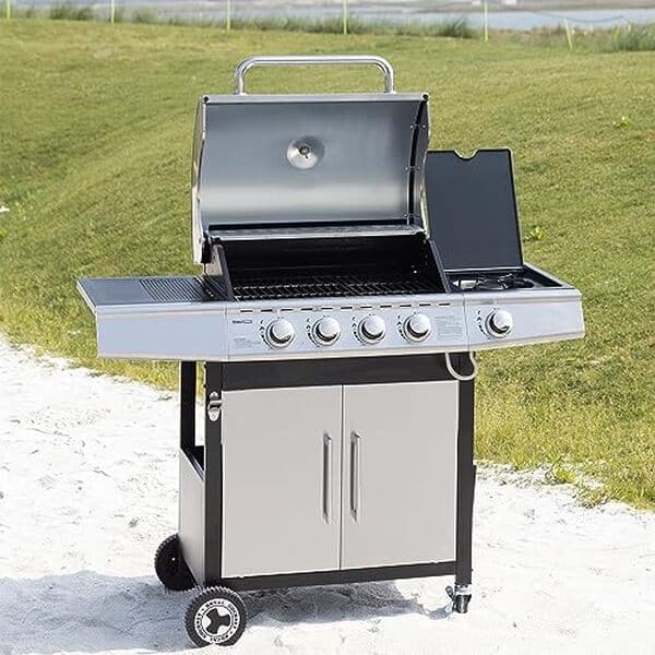 Découvrez notre test du barbecue gaz royal Gourmet avec ses 4+1 brûleurs et une puissance de 14, 5 kW pour des grillades parfaites