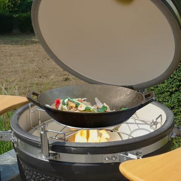 Découvrez notre test approfondi du système de cuisson BBQ-Toro pour Kamado Ø 52 cm : performance, précision et saveur au rendez-vous pour des grillades réussies.